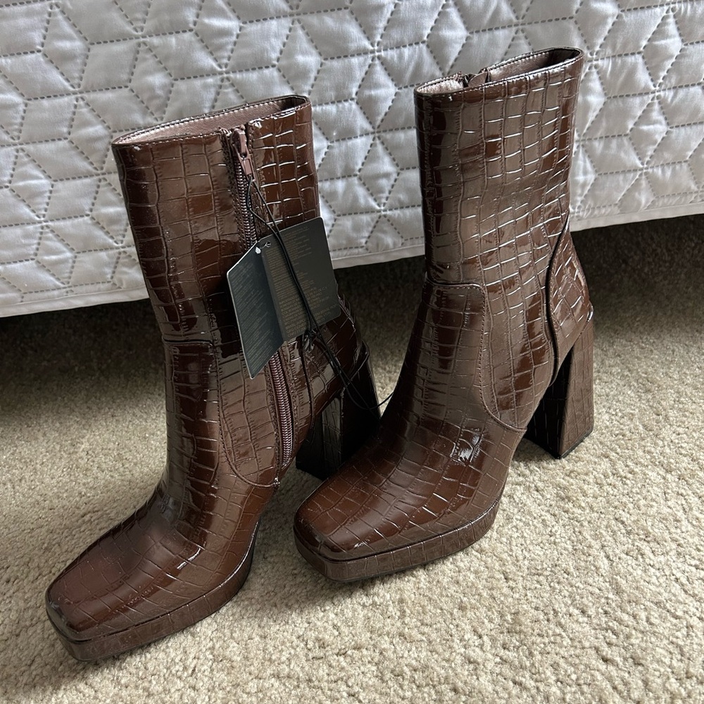 Brown Heeled Leather Boots - Picture 5 of 5